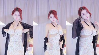 【极品稀缺魔手外购】最新《疯狂抖音》新篇之《小三儿》新增一批高质量美女主播 倒立尿流嘴里了？爽喷了 (10)